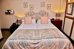 博格诺里吉斯英格尔努克酒店的卧室配有一张带粉红色枕头的大床