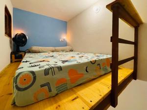 韦尔卡鲍Hospedagem Sabor Da Trilha的一间卧室配有一张带彩色毯子的床