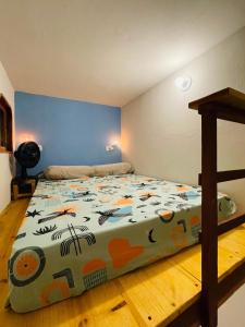 韦尔卡鲍Hospedagem Sabor Da Trilha的一间卧室配有一张带五颜六色棉被的床