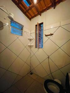 韦尔卡鲍Hospedagem Sabor Da Trilha的带淋浴、卫生间和窗户的浴室