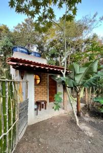 韦尔卡鲍Hospedagem Sabor Da Trilha的屋顶上有两个蓝色桶的小房子