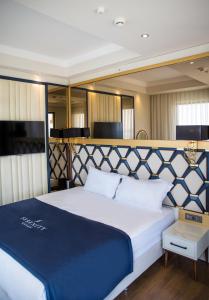 阿拉尼亚Serenity Queen Hotel的一间卧室,在游艇上配有一张大床