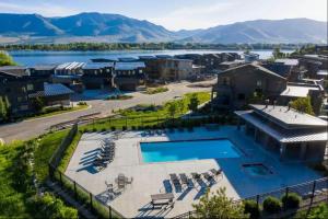 HuntsvilleLuxury Ski Home 5 min from SnowBasin, 50' from Pineview Lake的享有湖泊和山脉的度假村的空中景致