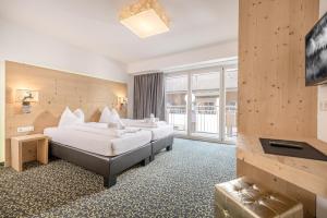 迈尔霍芬Harakiri lodgings und ApresSki的一间酒店客房,设有两张床和电视