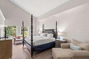 圣迈克尔斯海滨Spa圣米歇尔港酒店 的一间卧室配有四柱床和沙发