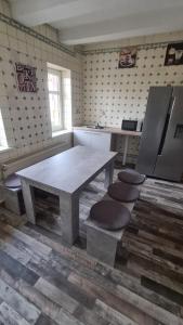 诺德豪森Zimmer的厨房配有大桌子和一些椅子