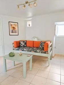 波罗斯Giasemi traditional house的客厅配有沙发和桌子