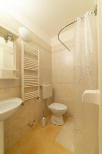 博尔索-德尔格拉帕Locanda 77的浴室配有卫生间、盥洗盆和淋浴。