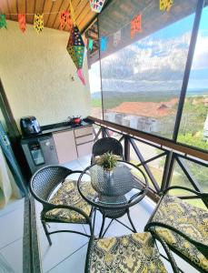格拉瓦塔Flat aconchegante em Hotel Fazenda Monte Castelo的美景阳台配有桌椅