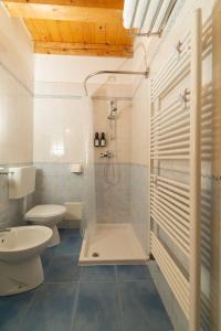 博尔索-德尔格拉帕Locanda 77的带淋浴、卫生间和盥洗盆的浴室