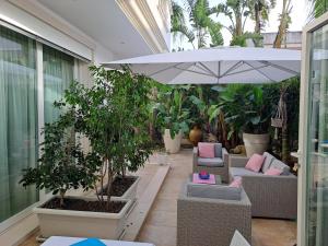 切萨雷奥港法里独家住宿加早餐旅馆的庭院设有椅子和遮阳伞,种有植物