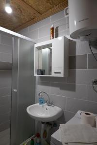 蒂瓦特Apartman Delać的白色的浴室设有水槽和镜子
