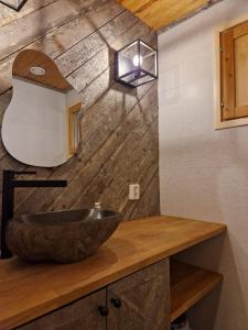 易拉斯加威Korpikelo的一间带石制水槽和镜子的浴室