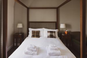 ScallowayScalloway Hotel的卧室配有带毛巾的大型白色床