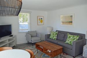 埃德加敦Edgartown Commons Vacation Apartments的带沙发和电视的客厅