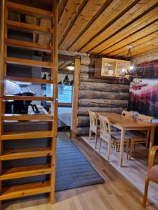 易拉斯加威Korpikelo的一间带桌子和双层床的用餐室