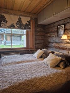 易拉斯加威Korpikelo的小木屋内一间卧室,配有一张床