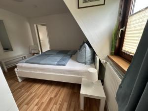 库克斯港Gästehaus Bremer的小房间的小卧室配有床