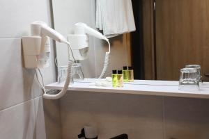 萨拉热窝索卡酒店的浴室设有两部电话,位于带镜子的柜台上