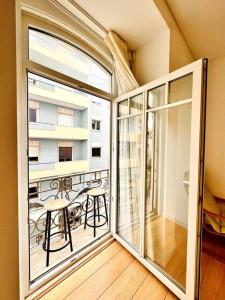 里斯本Lucky Alameda Apartment的客房设有大窗户和阳台。