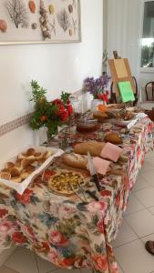 里米尼罗萨蒂酒店的一张长桌,上面有多种面包