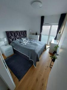 卢布尔雅那Luxury Apartment Ljubljana的一间卧室设有一张大床,铺有木地板