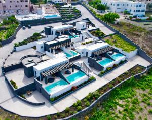 易莫洛林Brilliance Suites的享有带游泳池的建筑的空中景致