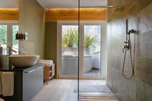 加尔达湖滨Charming Loft Lake Garda的带淋浴、盥洗盆和浴缸的浴室