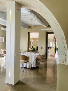 丘西Locanda Granducato的一间配备有白色桌椅的用餐室