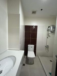曼达维市San Remo Oasis and Bamboo Bay Condominium的带浴缸、卫生间和盥洗盆的浴室