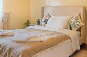内罗毕DB Space的一张带白色床单和枕头的床