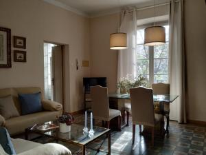 圣卡洛斯拉腊皮塔Alfacs的客厅配有桌子和沙发