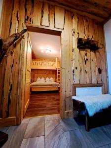 KampErlebnisbauernhof Gutschi Ranch的小木屋内的卧室,配有一张床