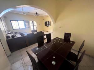 巴马科Villa Saran的客厅配有桌子和沙发