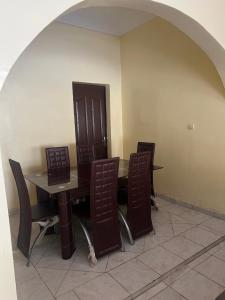 巴马科Villa Saran的一间带桌椅的用餐室