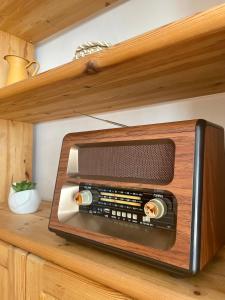 NeutalLandhaus mit Garten的木架上的收音机
