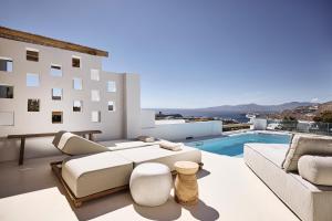 米克诺斯城Sharm Hotel Mykonos的带沙发和游泳池的客厅