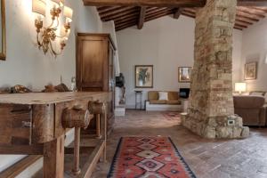 波吉邦西Casale di Villore的一间带桌子和石柱的客厅