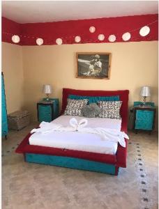 Hal GhaxiakCasa Montegri的一间卧室配有一张大床和红色床头板