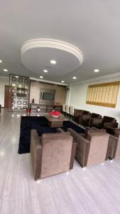 库里提巴伊塔马拉蒂酒店的带沙发和电视的大型客厅