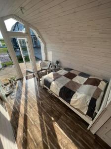 迪勒维尔纳Saulėlydis的一间卧室设有一张床和一个大窗户
