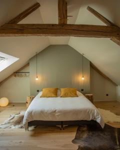 Chanceaux-sur-ChoisilleDomaine de La Soudelle的阁楼上的卧室配有一张大床