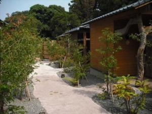 别府Kannawa Onsen Zekkei no Yado Sakuratei - Vacation STAY 50714v的一排树木在房子前面