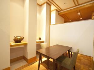 别府Kannawa Onsen Zekkei no Yado Sakuratei - Vacation STAY 50714v的一间带木桌和椅子的用餐室