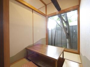 别府Kannawa Onsen Zekkei no Yado Sakuratei - Vacation STAY 50714v的客房设有木桌和窗户。
