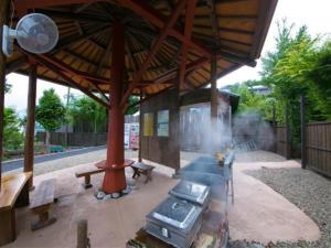 别府Kannawa Onsen Zekkei no Yado Sakuratei - Vacation STAY 50727v的一个带烧烤架和吸烟者的户外露台