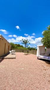 卡拉索纳CAN DAMIA 3的庭院设有两张床、一张桌子和围栏。