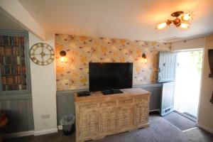 西卢港Briar Cottage的客厅设有壁挂式平面电视。