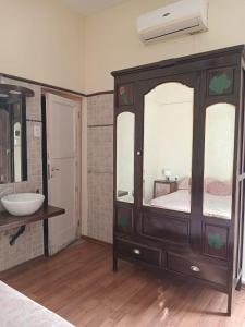 门多萨马洛卡酒店的浴室设有梳妆台、水槽和镜子