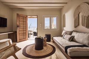 米克诺斯城Sharm Hotel Mykonos的客厅配有沙发和桌子